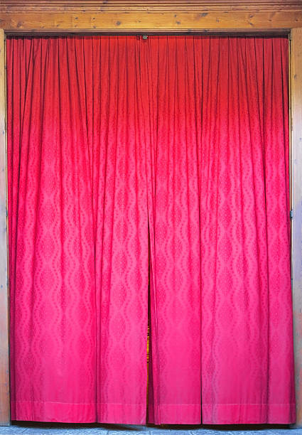 grande tenda rosso - curtain red color image clown foto e immagini stock