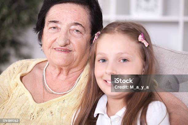 I Wielki Babcia I Wnuczka - zdjęcia stockowe i więcej obrazów 70-79 lat - 70-79 lat, 8 - 9 lat, 80-89 lat