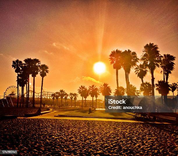 Foto de Pôr Do Sol Na Praia De Santa Monica e mais fotos de stock de Pier de Santa Mônica - Pier de Santa Mônica, Palmeira, Praia