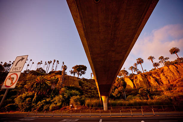 costa di santa monica e pacific highway - santa monica beach santa monica freeway santa monica california foto e immagini stock