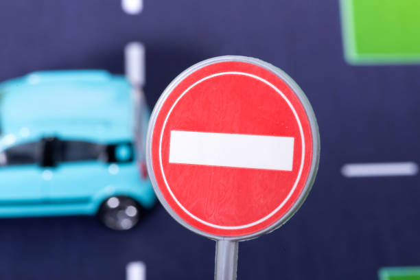 Ein Auto auf der Straße und Verkehrsschild Verbot der Einfahrt