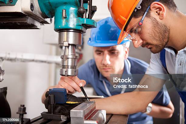 Junge Kontrollinspektoren Und Arbeiter Stockfoto und mehr Bilder von Formen - Formen, Maschinenteil - Ausrüstung und Geräte, Herstellendes Gewerbe