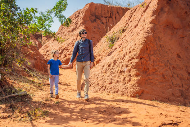 tata i syn turyści w czerwonym kanionie, wznowienie koncepcji turystycznej. koncepcja podróżowania z dziećmi - australia nature kings canyon northern territory zdjęcia i obrazy z banku zdjęć