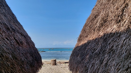 The roof is made of thatch leaves and the building is made of wood, a place for visitors to eat while enjoying the beauty of the sea.