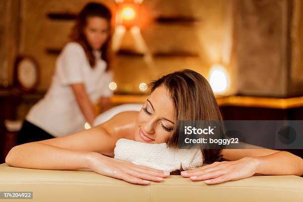 Massagem - Fotografias de stock e mais imagens de Adulto - Adulto, Beleza, Bem-estar