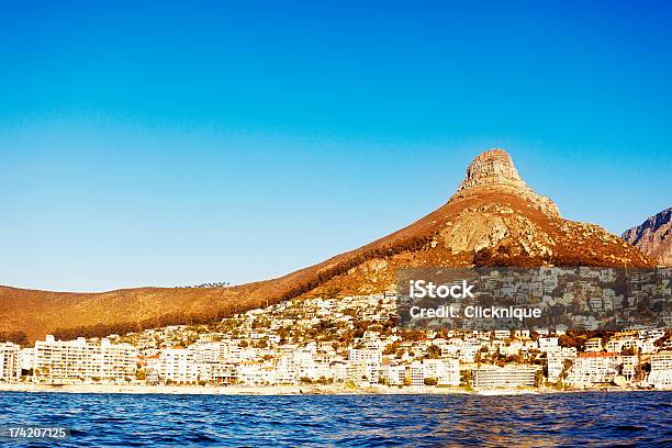 Cape Town Suburbios Y Signal Hill Del Agua Foto de stock y más banco de imágenes de Agua - Agua, Aire libre, Arquitectura exterior