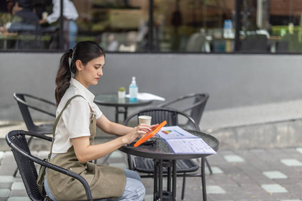 il proprietario di un bar promuove l'economia circolare con materiali riciclati, ottimizzazione, riduzione delle emissioni di co2, tetto solare - budget green business finance foto e immagini stock