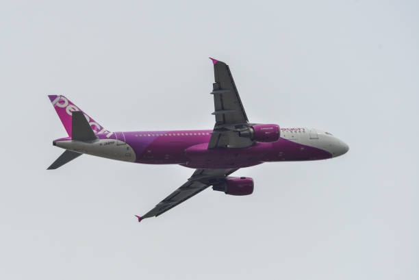 samolot cywilny startujący z lotniska w tokio - screw aero air vehicle airplane zdjęcia i obrazy z banku zdjęć