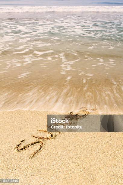 Verano En La Playa Foto de stock y más banco de imágenes de Aire libre - Aire libre, Arena, Azul