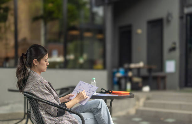 il proprietario di un bar promuove l'economia circolare con materiali riciclati, ottimizzazione, riduzione delle emissioni di co2, tetto solare - budget green business finance foto e immagini stock