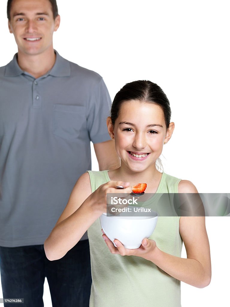 Pequena Menina comer Salada de Frutas em pé com seu pai - Royalty-free Alimentação Saudável Foto de stock