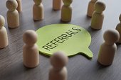 eine-gruppe-von-holzfiguren-die-eine-sprechblase-mit-dem-text-referrals-umgeben.jpg?b=1&s=170x170&k=20&c=xBww-NpUXAkRVF0cbz6x-duOhqRk5YI8GuPacxsRIKw=