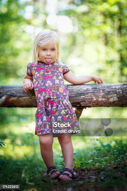 Foto de Little Engraçado Garota Na Floresta e mais fotos de stock de 2-3 Anos - 2-3 Anos, Criança, Pequeno