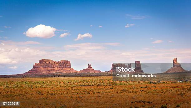 Photo libre de droit de Nord De La Vue Sur Le Monument Valley banque d'images et plus d'images libres de droit de De grande taille - De grande taille, Ours, Piton rocheux