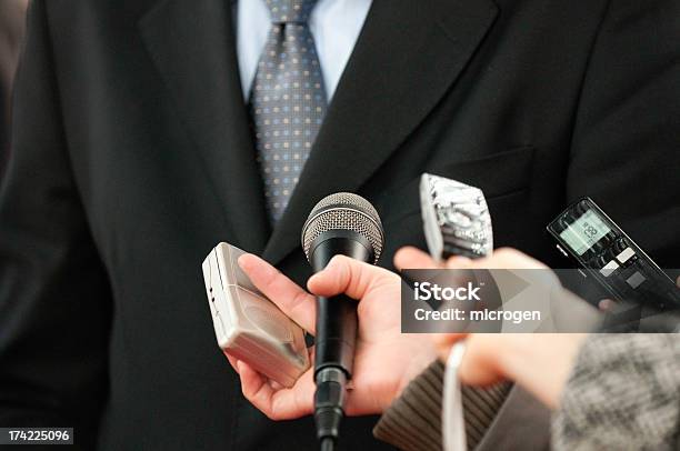 Foto de Empresário Em Entrevista Com A Mídia e mais fotos de stock de Abstrato - Abstrato, Adulto, Bem vestido