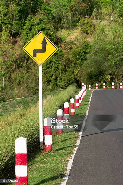 Road Sign Warnt Stockfoto und mehr Bilder von Asphalt - Asphalt, Biegung, Der Weg nach vorne