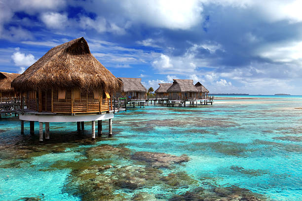 vista dell'oceano e parlamento sull'acqua - isole maldive foto e immagini stock