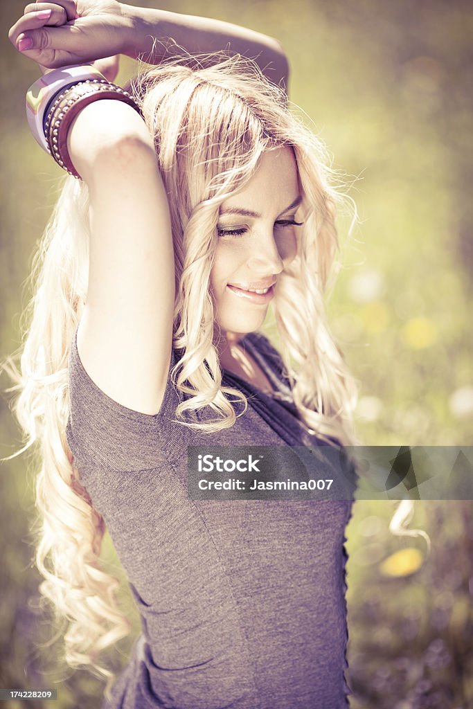 Młoda kobieta cieszyć się latem na zewnątrz - Zbiór zdjęć royalty-free (Blond włosy)