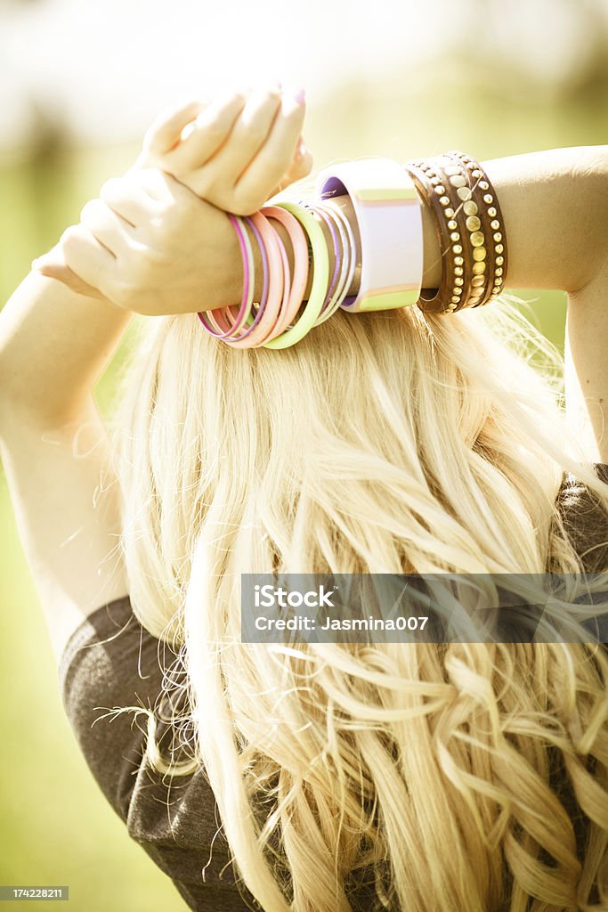 Młoda kobieta z długie blond włosy na zewnątrz - Zbiór zdjęć royalty-free (Blond włosy)