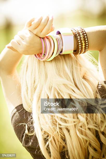 Młoda Kobieta Z Długie Blond Włosy Na Zewnątrz - zdjęcia stockowe i więcej obrazów Blond włosy - Blond włosy, Bransoleta, Dorosły