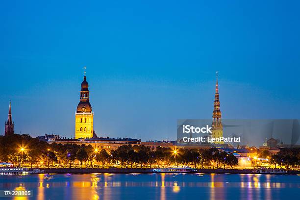 Photo libre de droit de Riga Old Town De Nuit banque d'images et plus d'images libres de droit de Arbre - Arbre, Architecture, Aube