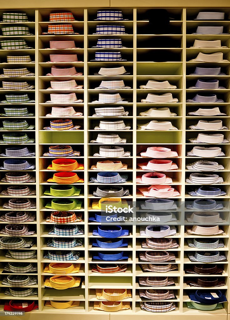 남성용 셔츠 표시된 판매할 의류 매장 - 로열티 프리 0명 스톡 사진