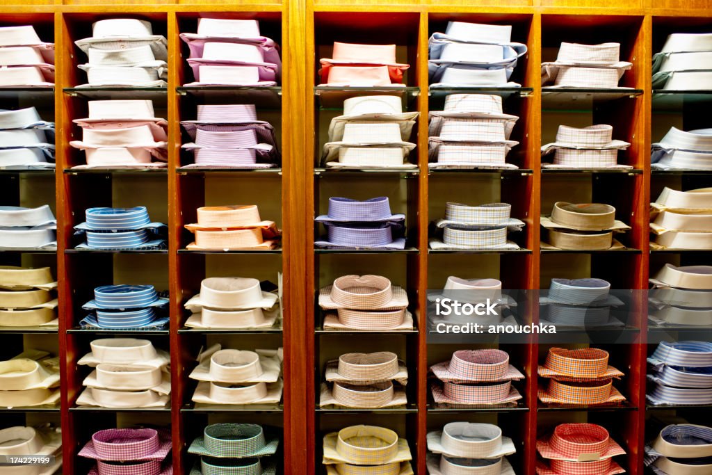 Hombres de camisetas de muestra para la venta en la tienda de ropa - Foto de stock de Camisa libre de derechos