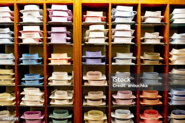 Hombres De Camisetas De Muestra Para La Venta En La Tienda De Ropa Foto de stock y más banco de imágenes de Camisa