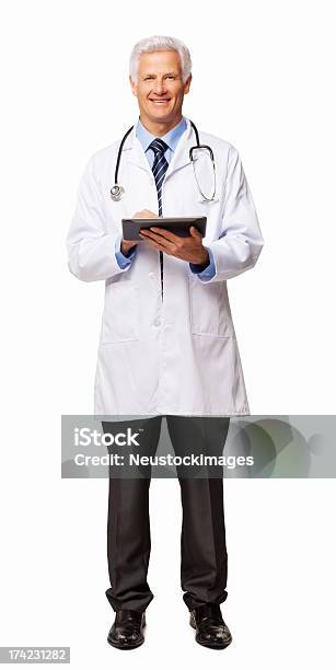 Foto de Médico Masculino Usando Tablet Digitalisolado e mais fotos de stock de 60 Anos - 60 Anos, Adulto, Cirurgião