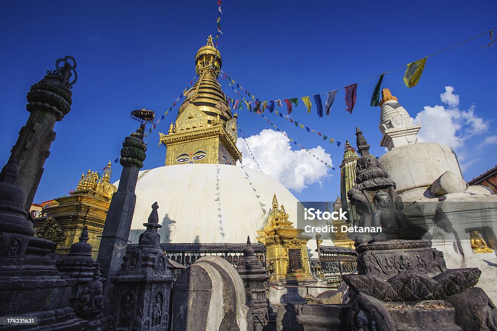 Swayambhunath Monastero in Nepal - Foto stock royalty-free di Antico - Condizione