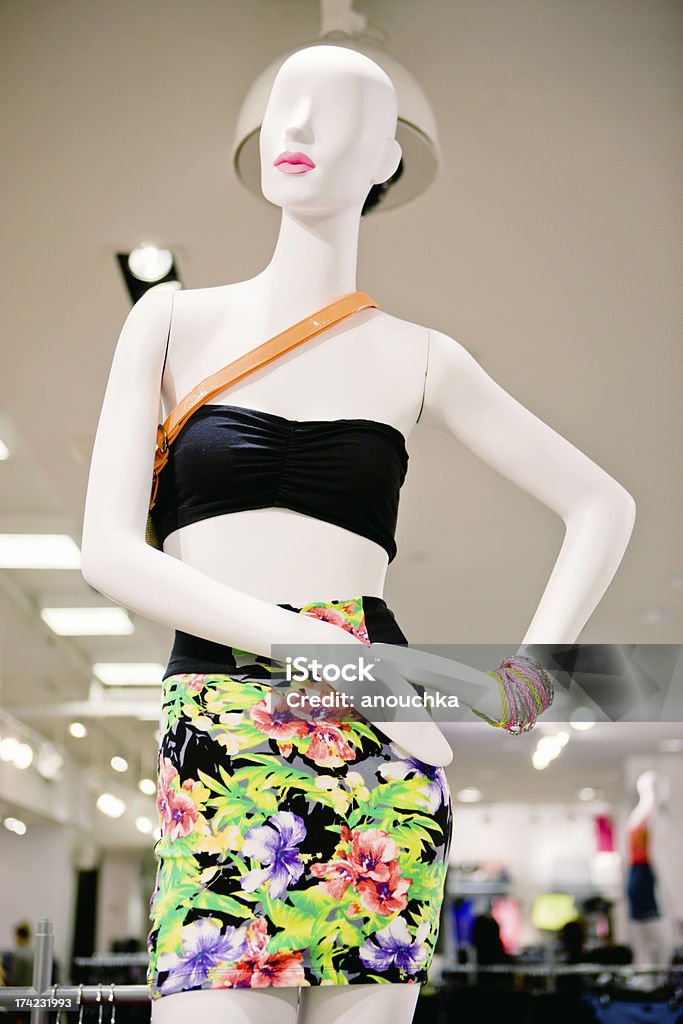 Les vêtements d'été exposées dans le magasin - Photo de A la mode libre de droits
