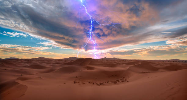 dunas de areia e tempestade de areia no deserto do saara com raios - paisagem quente e seca do deserto - bizarre landscape sand blowing - fotografias e filmes do acervo