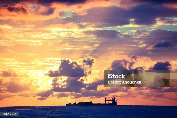 Amanecer Sobre El Océano En Miami Beach Foto de stock y más banco de imágenes de Agua - Agua, Azul, Buque