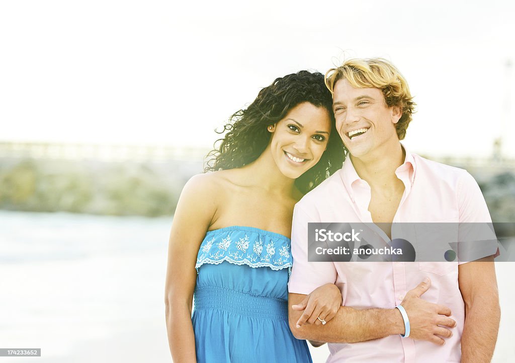 幸せな若いカップルはビーチをお楽しみいただけます。 - 20-24歳のロイヤリティフリーストックフォト