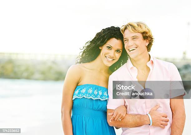 幸せな若いカップルはビーチをお楽しみいただけます - 20-24歳のストックフォトや画像を多数ご用意 - 20-24歳, 2人, あこがれ