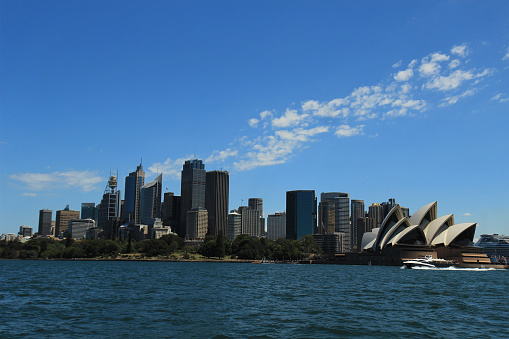 SYDNEY - Vebruar 6 2018: The Sydney skyline and Opera House on Vebruar 6 2018 in Sydney, Australia.