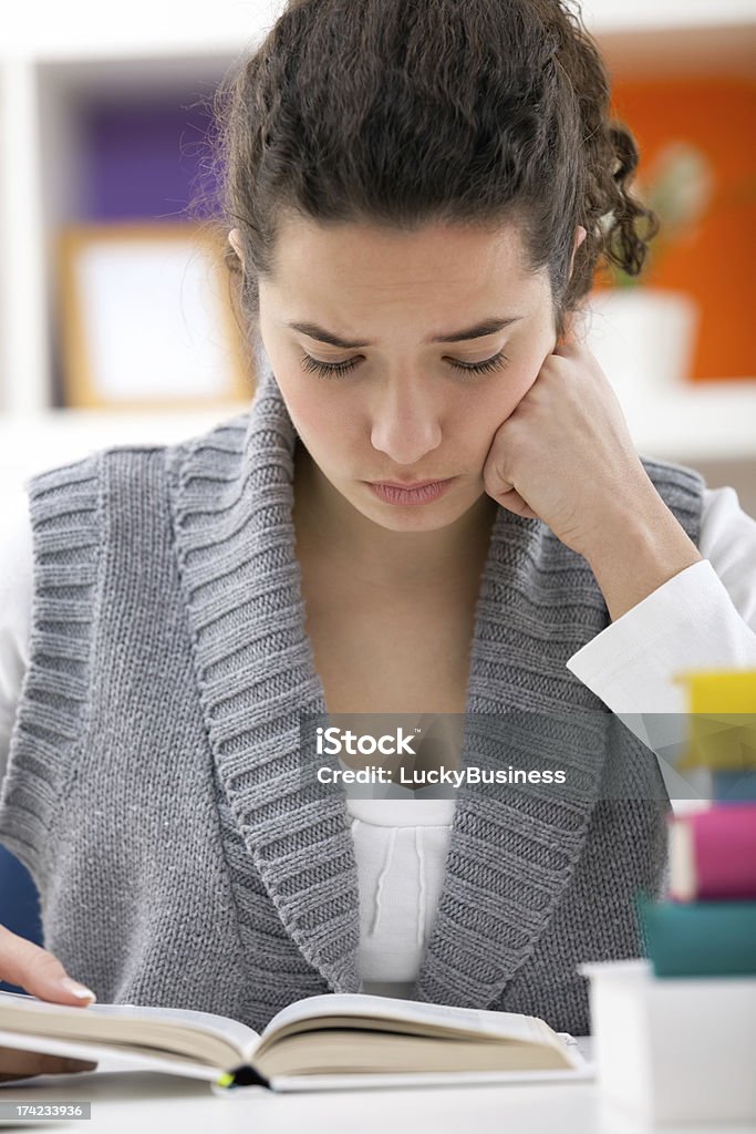 Mädchen liest Buch - Lizenzfrei Akademisches Lernen Stock-Foto