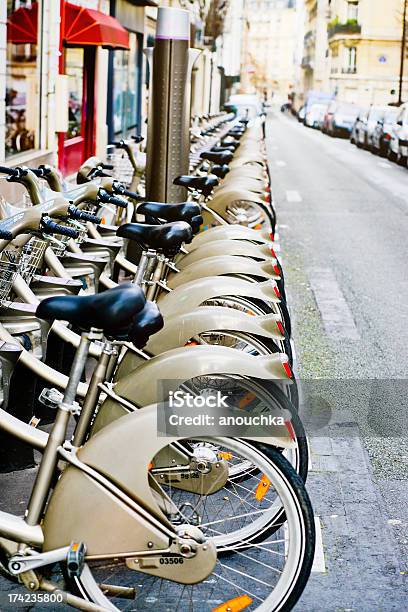 Estacionamento De Bicicletas Na Rua De Paris - Fotografias de stock e mais imagens de Bicicleta - Bicicleta, Ciclismo, França