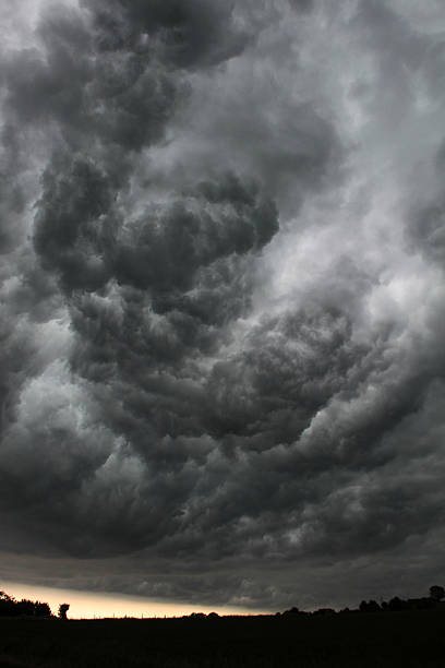 nubes de tormenta - sommergewitter fotografías e imágenes de stock