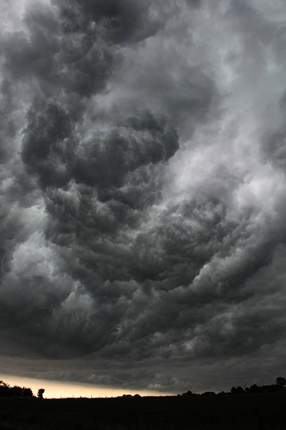 嵐雲 - sommergewitter ストックフォトと画像