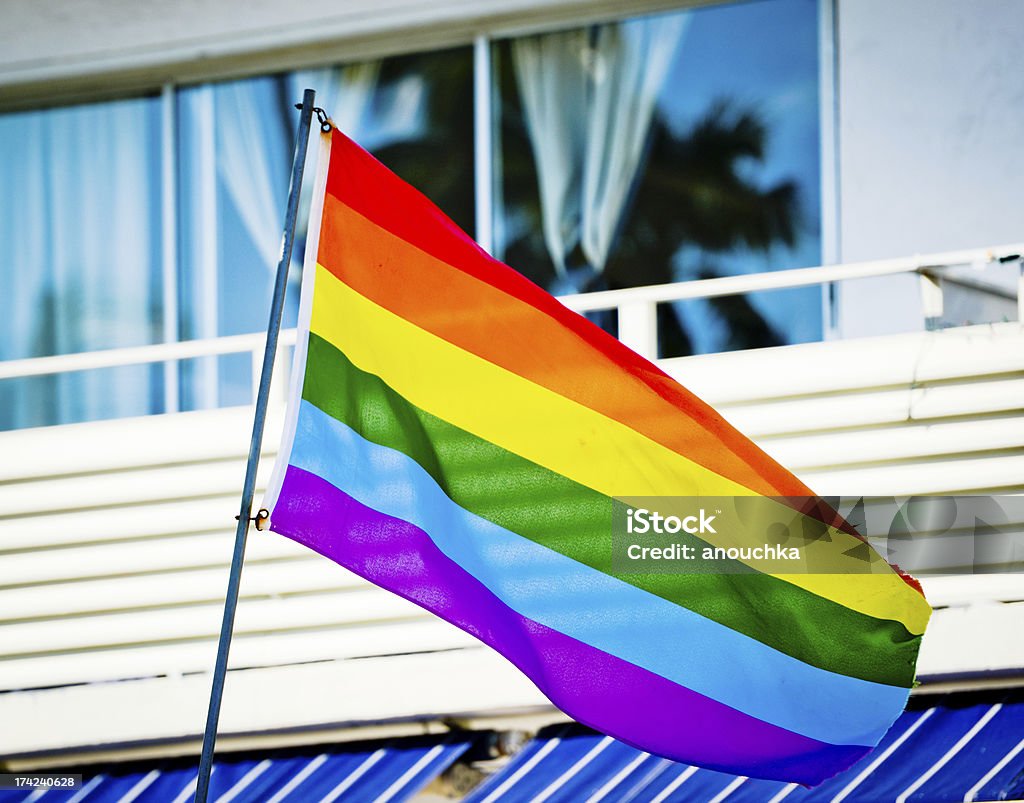 Bandiera del Gay Pride di arcobaleno su Building, Miami Beach, Stati Uniti - Foto stock royalty-free di Esterno di un edificio