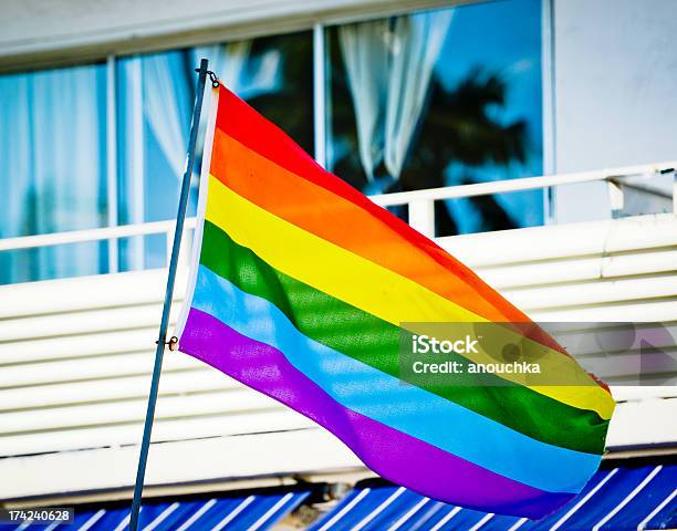 Bandiera Del Gay Pride Di Arcobaleno Su Building Miami Beach Stati Uniti - Fotografie stock e altre immagini di Esterno di un edificio