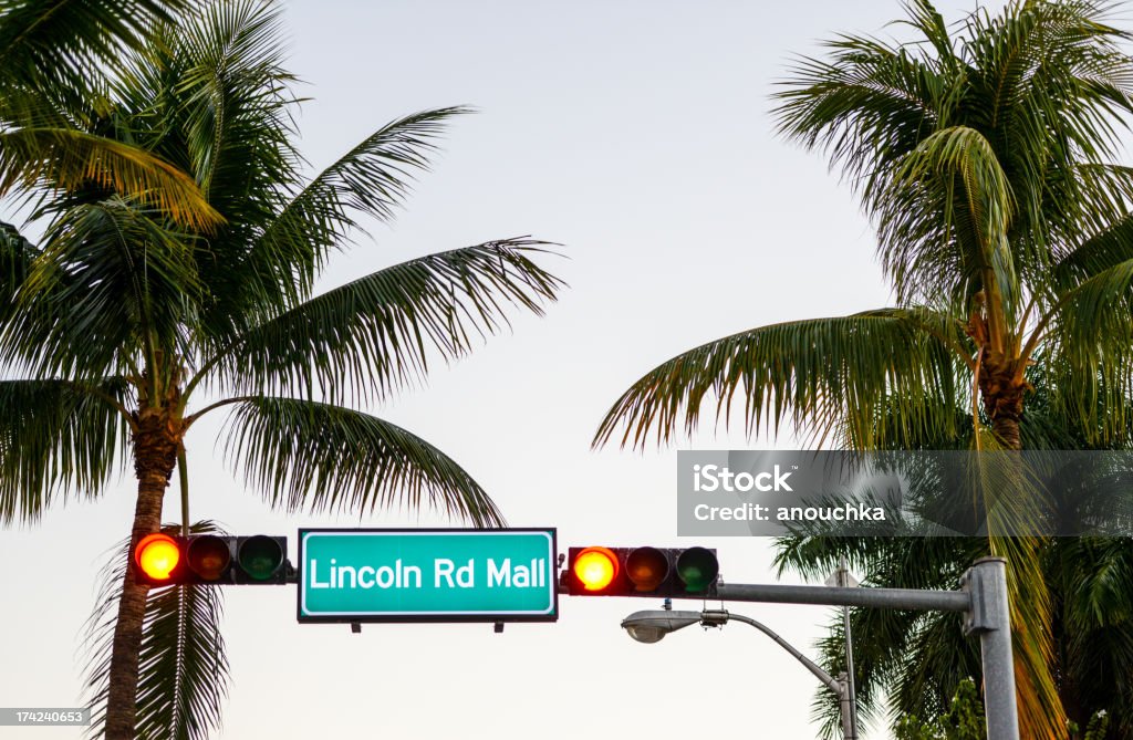 Centre commercial de Lincoln Road et feu de signalisation - Photo de Lincoln Road libre de droits