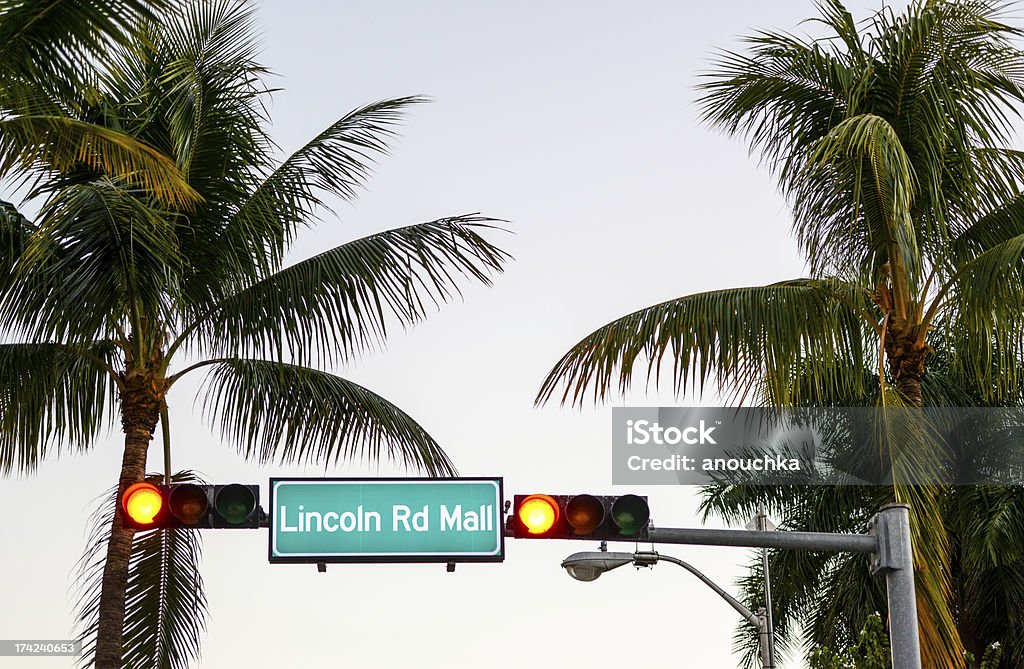 Centro Lincoln Road luz de tráfego e de sinalização - Royalty-free Avenida Lincoln Foto de stock