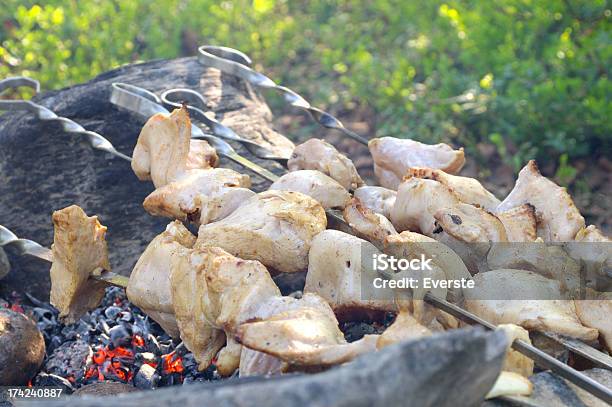 Blanco De Carne A La Parrilla Shish Kebab Barbacoa Preparar Comida Fresca Para Picnic Foto de stock y más banco de imágenes de Aire libre