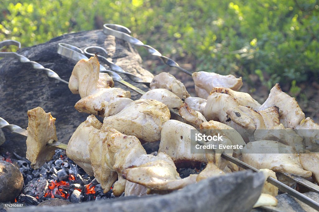Grigliate di carne bianca preparazione shish kebab Barbecue alimenti freschi Picnic - Foto stock royalty-free di Alimentazione sana