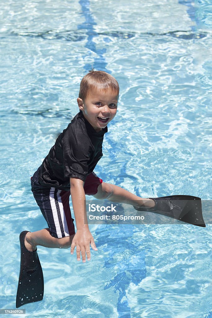 Garçon sauter de plongeoir et de Flippers - Photo de Enfant libre de droits