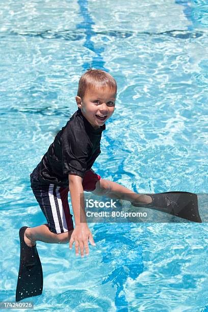 Photo libre de droit de Garçon Sauter De Plongeoir Et De Flippers banque d'images et plus d'images libres de droit de Enfant - Enfant, Petits garçons, Plongeoir