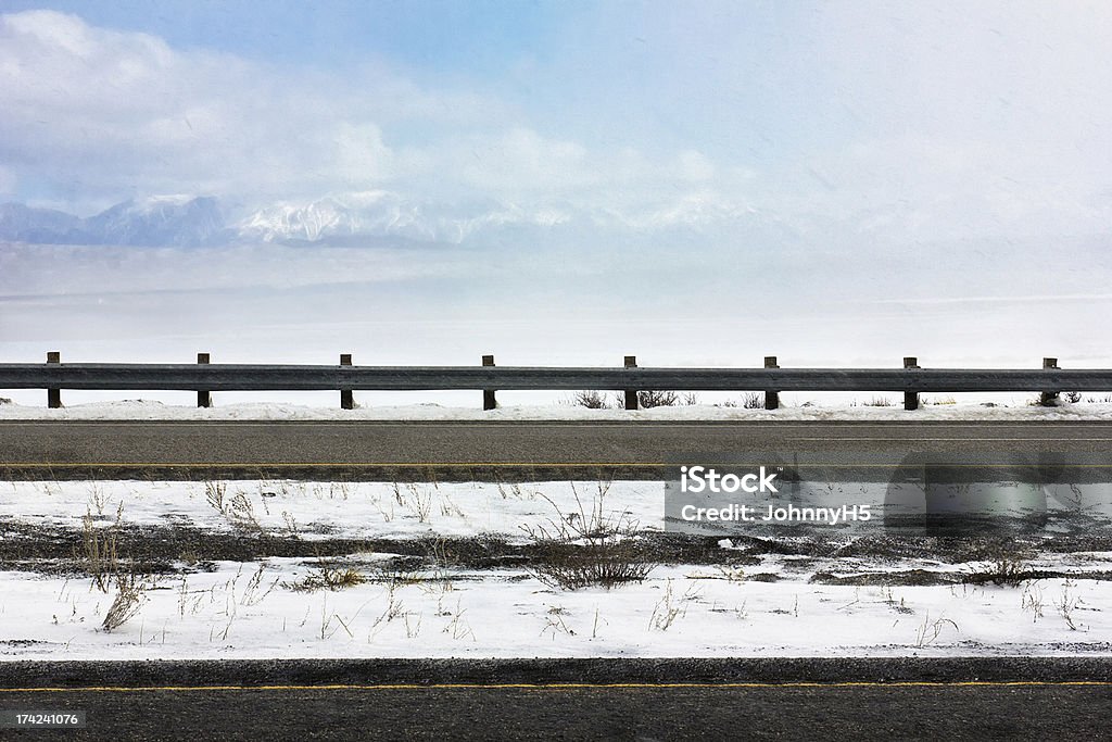Снегопад на шоссе - Стоковые фото Дорожное ограждение роялти-фри