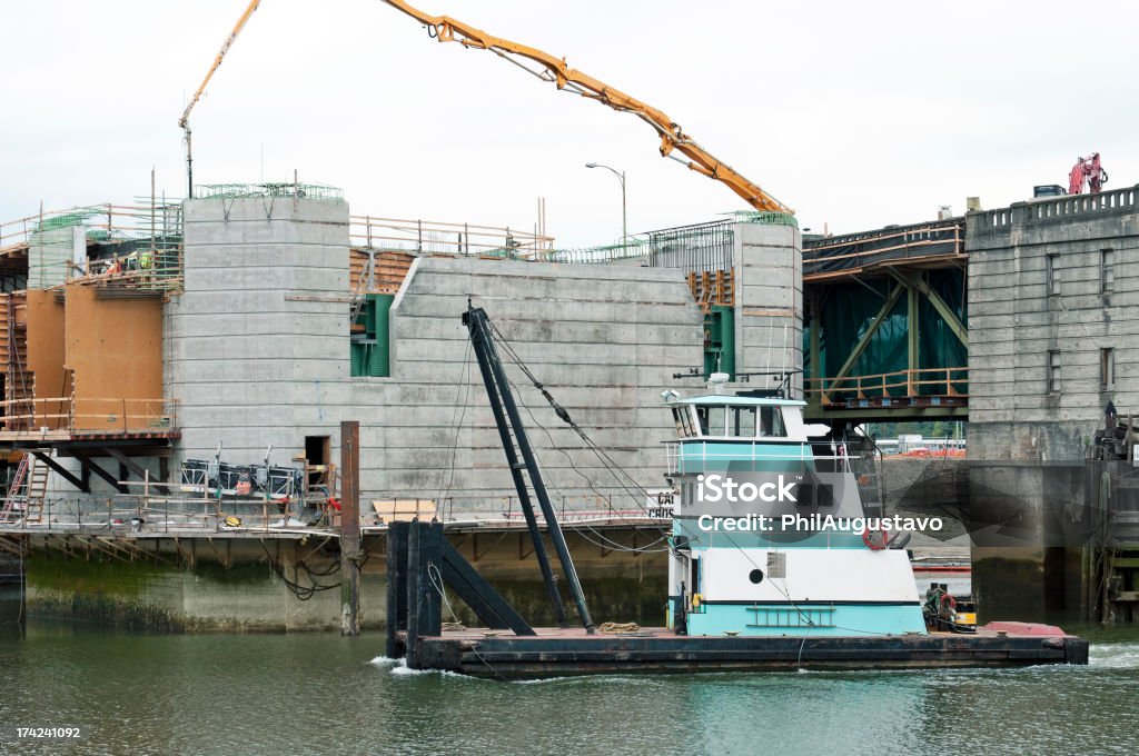 Towboat 合格跳ね橋工事中 - アメリカ合衆国のロイヤリティフリーストックフォト